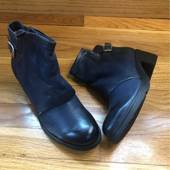 💙💙 Miz Mooz Navy Leather Ankle Boots 💙💙 - Picture 14 of 15
